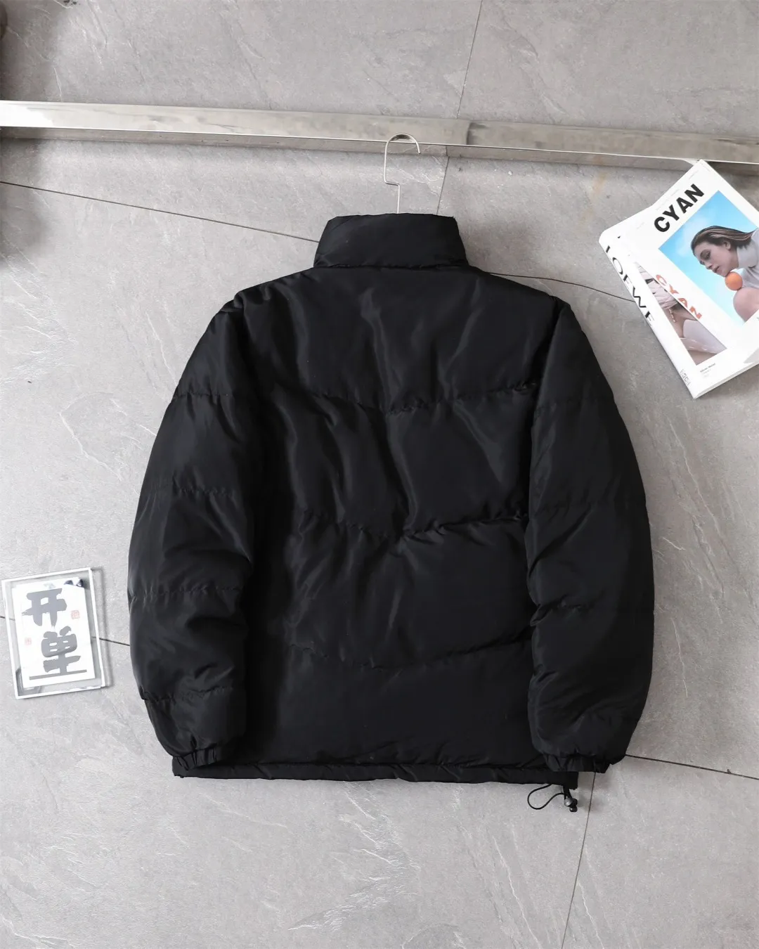 Carhartt double-sided stand-collar down jacket, custom waterproof nylon compact plaid fabric, customized accessories, double-sided 80% down filling, very warm! The upper body is light, no burden, and not bulky. The loose fit version is suitable for most body types. The outer layer of water-repellent fabric is not afraid of wind and snow. Style number: ST 011# Color: Black/Khaki/Green Size: S～XL